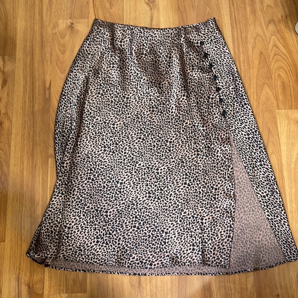 NWT Victoria’s Secret silk side slit button leopard skirt size small